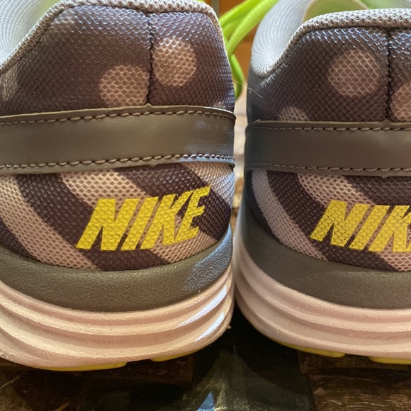 NIKE Sneakers size 8.5 - Picture 4 of 6